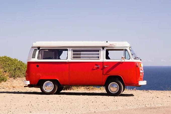 Volkswagen Kombi T2 rojo y blanco de 1978