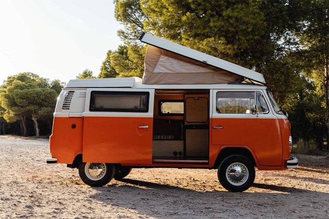 Volkswagen Kombi T2B naranja y blanco de 1978
