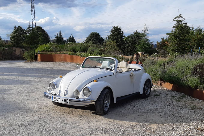 Volkswagen Escarabajo blanco descapotable de 1973