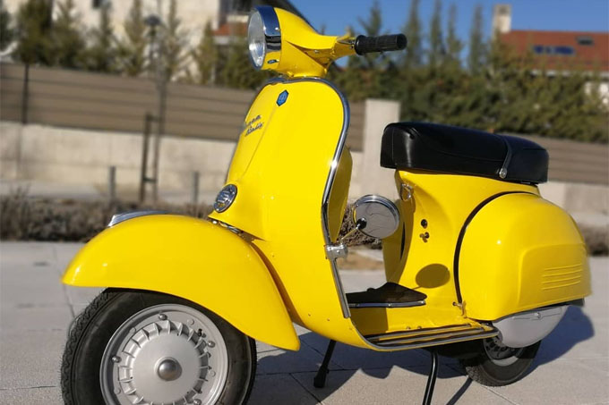 Vespa amarilla