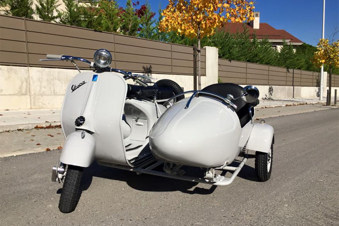 Vespa con sidecar blanca